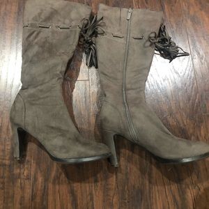 Import gray color boots size6, true to the size
